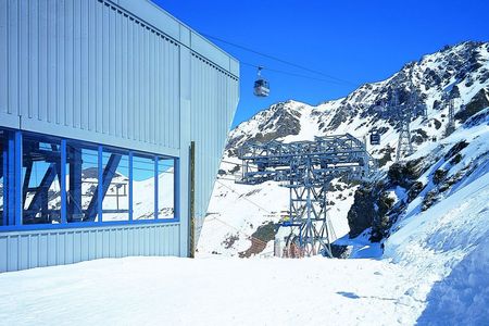 RHEINZINK-Wellprofilfassade im Schnee