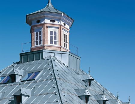 Wohnhaus mit einer Dachdeckung aus Zink in Winkelstehfalztechnik